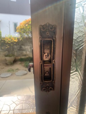 福山市玄関ドアの硬くて締まりにくい鍵の交換